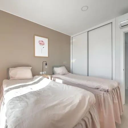 Luxurious Townhouse With View, 3 Terraces And Pool * Nerja