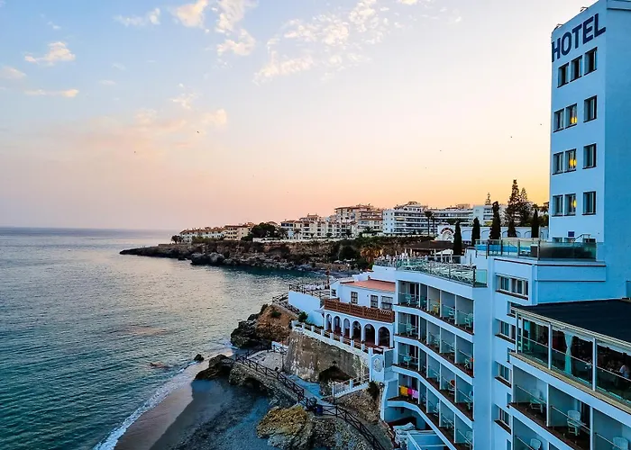 Semesterbostad Luxurious Townhouse With View, 3 Terraces And Pool *