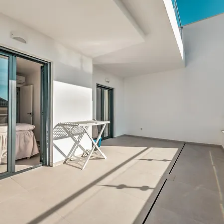 Luxurious Townhouse With View, 3 Terraces And Pool 펜션