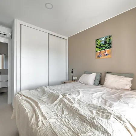 Luxurious Townhouse With View, 3 Terraces And Pool