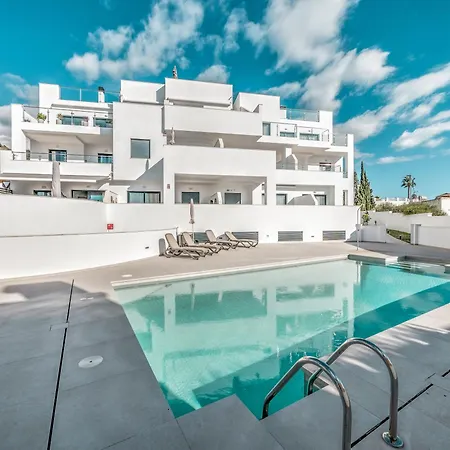 Luxurious Townhouse With View, 3 Terraces And Pool 펜션