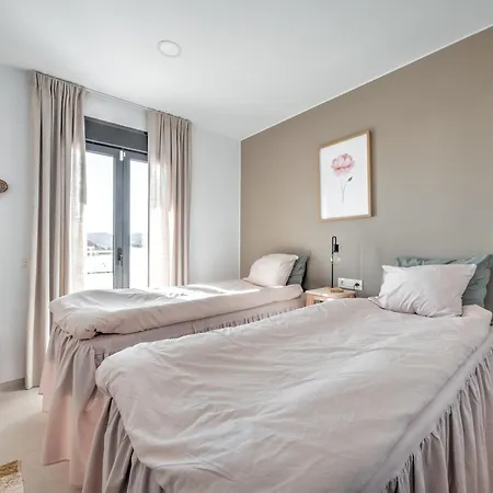 Luxurious Townhouse With View, 3 Terraces And Pool 펜션 네르하