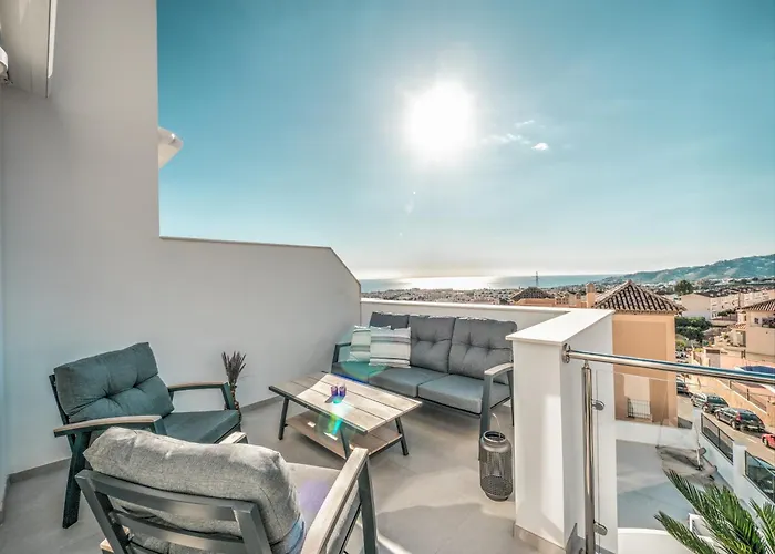Ferienhaus Luxurious Townhouse With View, 3 Terraces And Pool Nerja