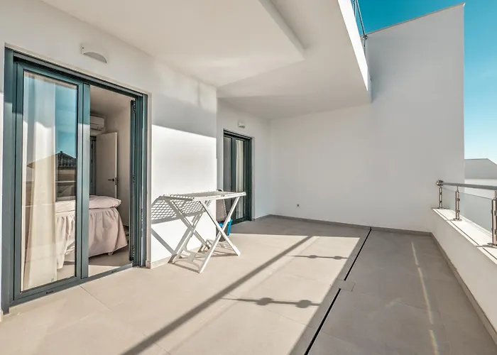 Luxurious Townhouse With View, 3 Terraces And Pool Ferienhaus