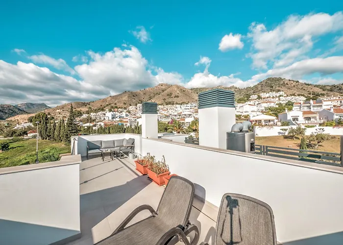 Luxurious Townhouse With View, 3 Terraces And Pool Ferienhaus Nerja