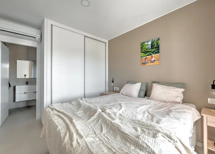 Luxurious Townhouse With View, 3 Terraces And Pool