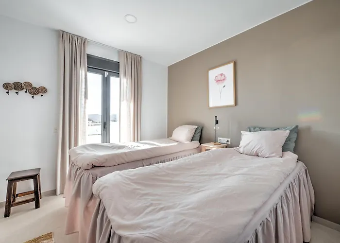 Luxurious Townhouse With View, 3 Terraces And Pool 度假居 内尔哈