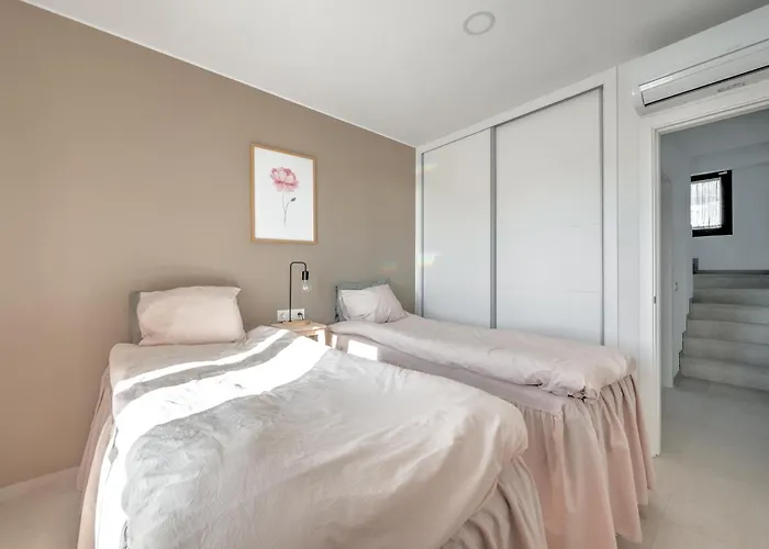 Luxurious Townhouse With View, 3 Terraces And Pool * Nerja