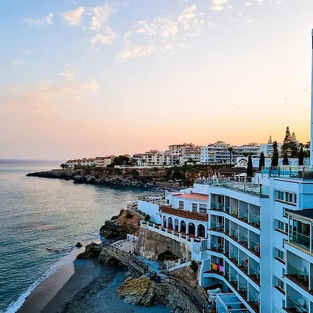 Hébergement de vacances Luxurious Townhouse With View, 3 Terraces And Pool *